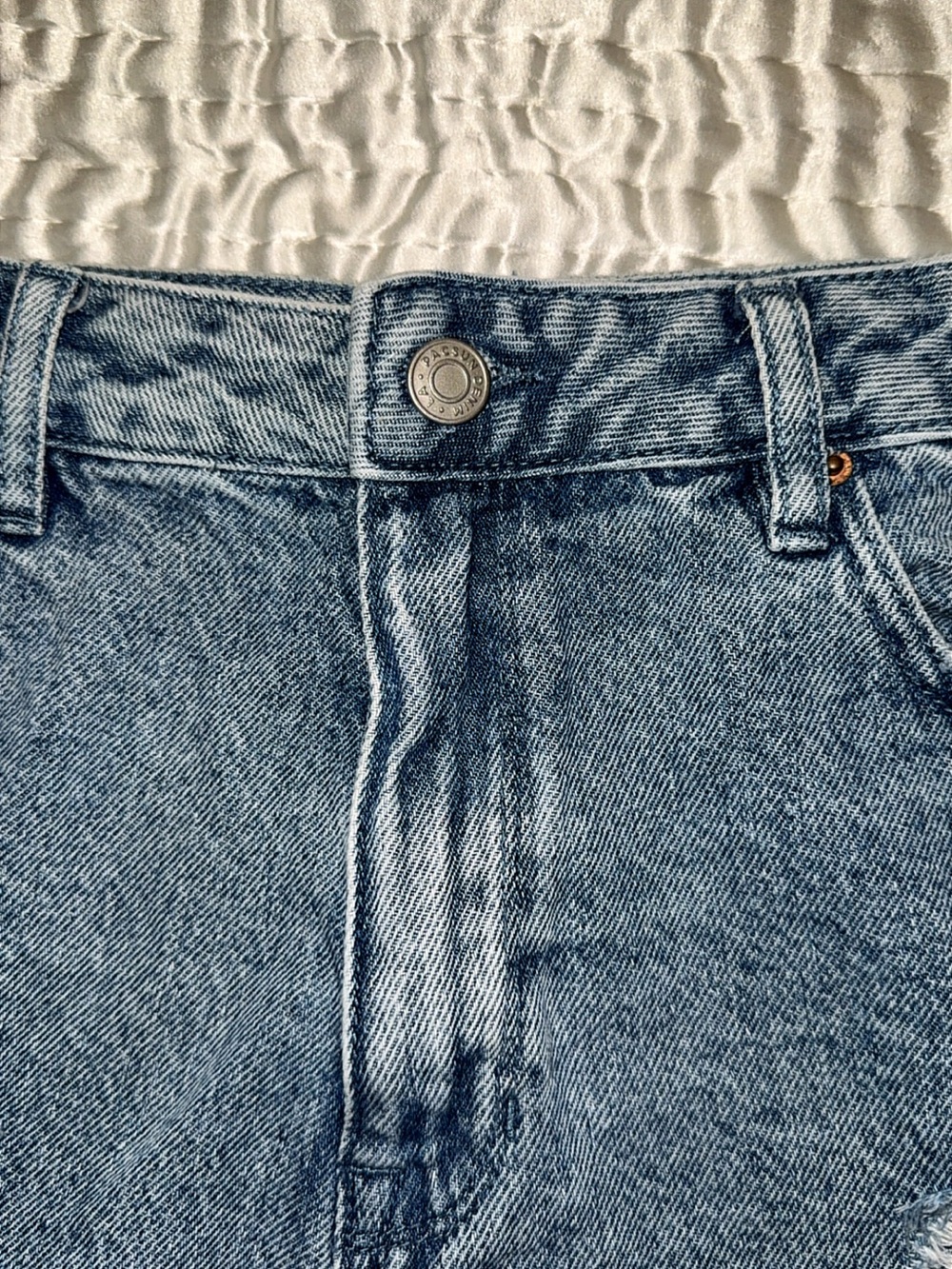 Excellent PACSUN HIGH RISE FESTIVAL Women’s Size 28 Distressed Denim Short - Picture 3 of 10